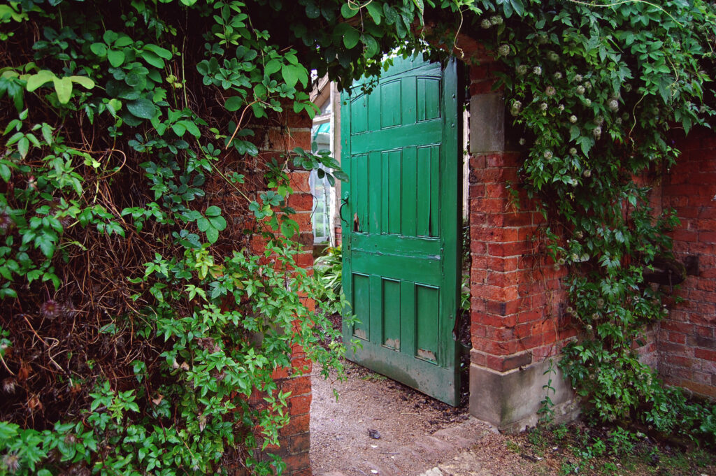 "Calke Abbey" by olivianotter is licensed under CC BY 2.0. To view a copy of this license, visit https://creativecommons.org/licenses/by/2.0/?ref=openverse.